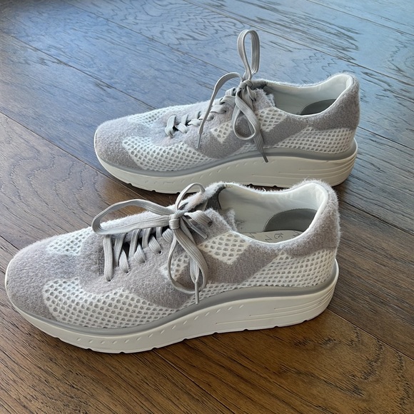 Stuart Weitzman The Hartlee Sneaker Light Gray Knit - Size 9.5 - Picture 3 of 5